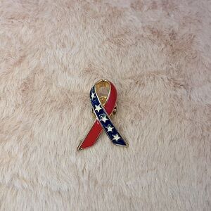 🌷2/$10🌷Vintage flag ribbon pin